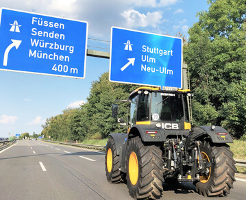 Ab sofort bietet JCB zusammen mit seinem Partner Marmix in Unterwachingen eine Umbauoption fr den Fastrac 4000 an, die den Einsatz auf der Autobahn mit einer bauartbedingten Hchstgeschwindigkeit von mehr als 60 km/h ermglicht.