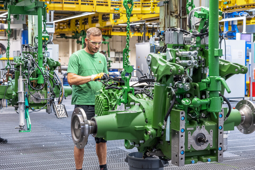 Fachkräfte gesucht: John Deere hat sich als hervorragender Arbeitgeber etabliert und diese Position nochmals ausgebaut. Dafür wurde das Unternehmen erneut als Top Employer in Deutschland ausgezeichnet.