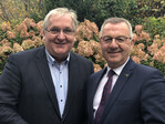ZVG-Präsident Jürgen Mertz (r) gratuliert Jens Stechmann zu Wiederwahl als Vorsitzender des Bundesausschusses Obst und Gemüse (BOG).