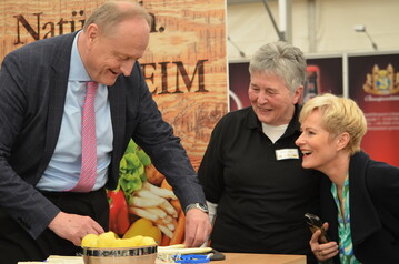 Beim anschlieenden Messerundgang legte Joachim Rukwied, Prsident im Landesbauernverband Baden-Wrttemberg selbstredend auch beim Stand des Kreisbauernverbands Rhein-Neckar einen Stopp ein (Halle 41, Stand Nr. 68) sowie beim Stand Von Daheim, wo ihn Waltraud Allguer kurzerhand beim Spargelschlen einspannte.