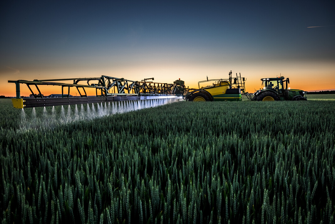   Die neue John Deere Feldspritze R975i hat 7.500 Liter Tankvolumen.