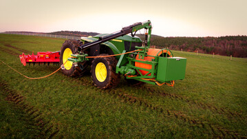 Mit dem 400 PS starken GridCON Traktor hat John Deere ein Fahrzeug entwicklet, das komplett elektrisch, kabelbetrieben und im Feld autonom einsatzfähig ist.