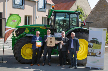 Klimafreundlich Nahrungsmittel produzieren  John Deere bergibt Testtraktor an das Bayerische Landwirtschaftsministerium im Beisein von (v.l.n.r.) Dr. Edgar Remmele, TFZ, Dr. Udo Scheff, John Deere, Amtschef Hubert Bittlmayer, Bayerisches Staatsministerium fr Ernhrung, Landwirtschaft und Forsten, Anton Dippold, BaySG.