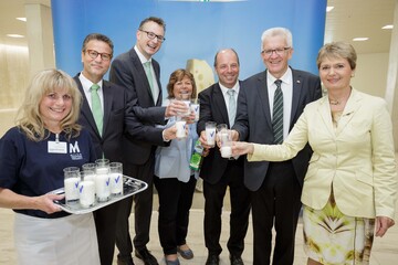 (v. l.): Milchbotschafterin Brigitte Steinwender von den Landfrauen, Landwirtschaftsminister Peter Hauk, Andreas Schwarz, Fraktionsvorsitzender der Grnen im Stuttgarter Landtag, die Grnen-Abgeordneten Martina Braun und Martin Hahn, Ministerprsident Winfried Kretschmann und die Staatssekretrin im Landwirtschaftsministerium, Friedlinde Gurr-Hirsch. 