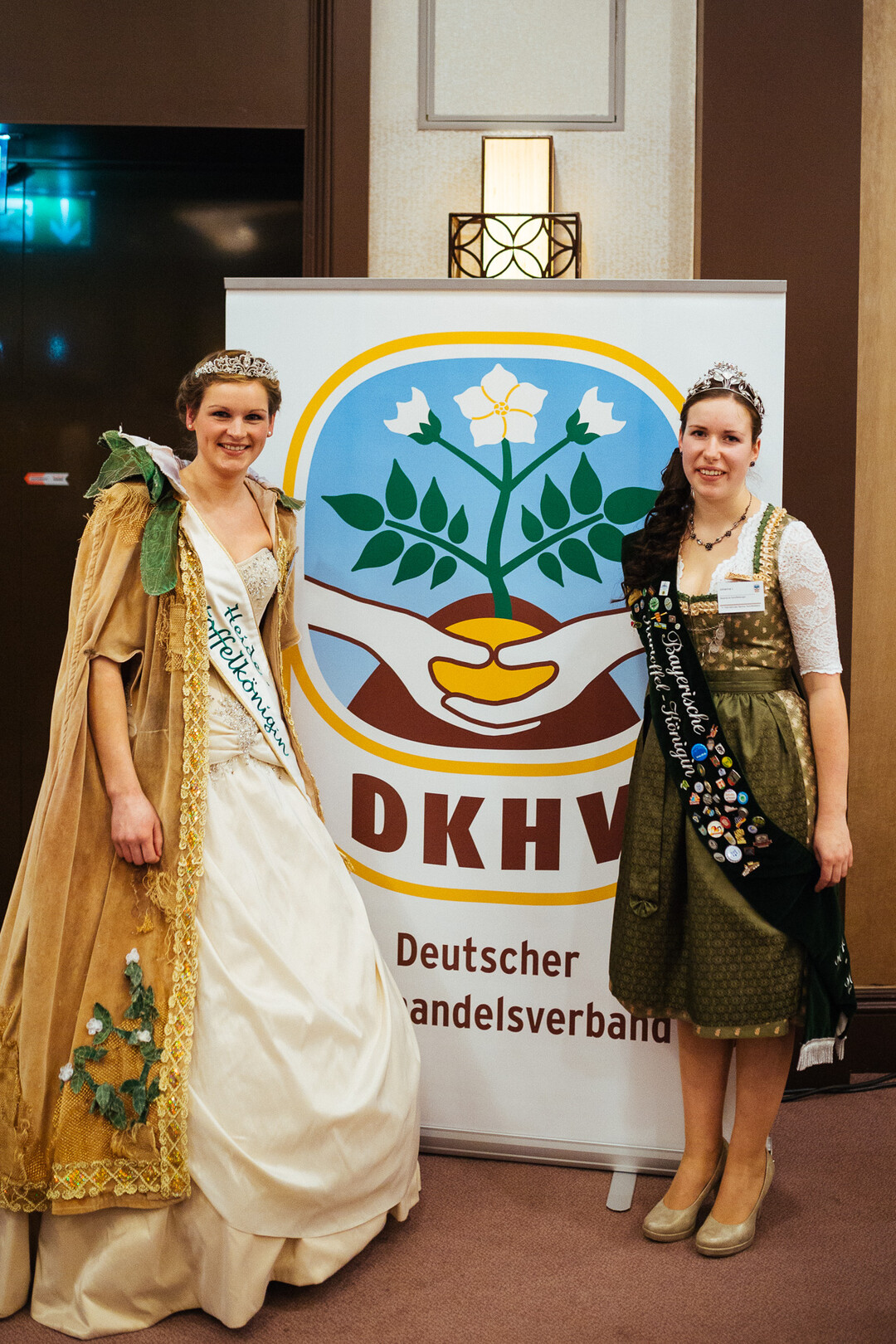 Heide-Kartoffelknigin Julia Dorau und Bayerische Kartoffelknigin Johanna Daferner