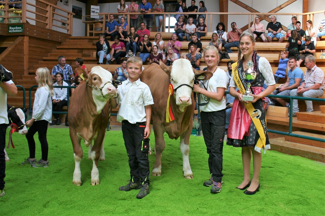 Strahlende Gesichter bei den Junior-Champions. Braunviehknigin (v. r.) Beate Bhler mit der Siegerin Elena Fuchs und dem Reserve-Sieger Lorenz Fuchs, beide aus Schlier. 