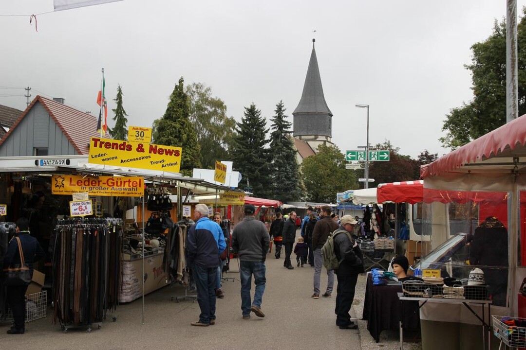 Der Turm der Michaelskirche ist von jedem Punkt des Festgelndes zu sehen und hilft bei der Orientierung unter den 500 Ausstellern.  