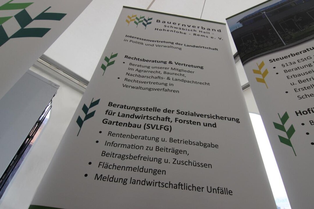 Information und Beratung satt bieten der Bauernverband und seine Partner im Grnen Zelt - zu erkennen am Banner ber dem weien Dach.