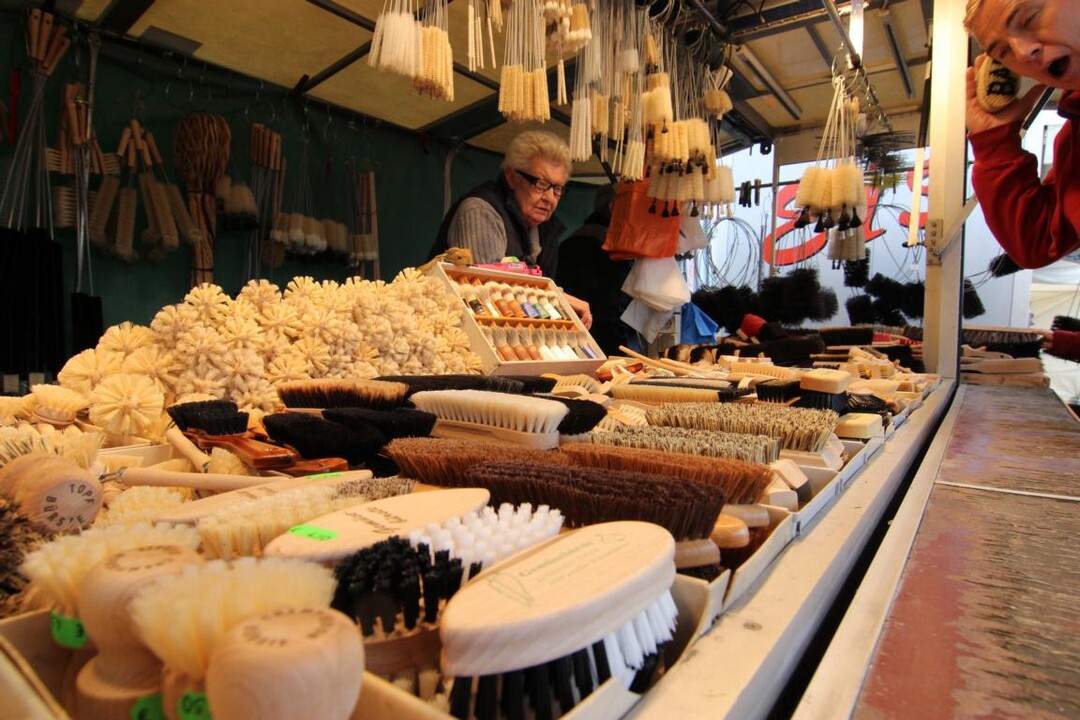 Brsten, Besen, Pinsel: Wer einfache Putzhilfen sucht, findet auf dem Krmermarkt mit seinen 280 Buden sicher das Richtige.