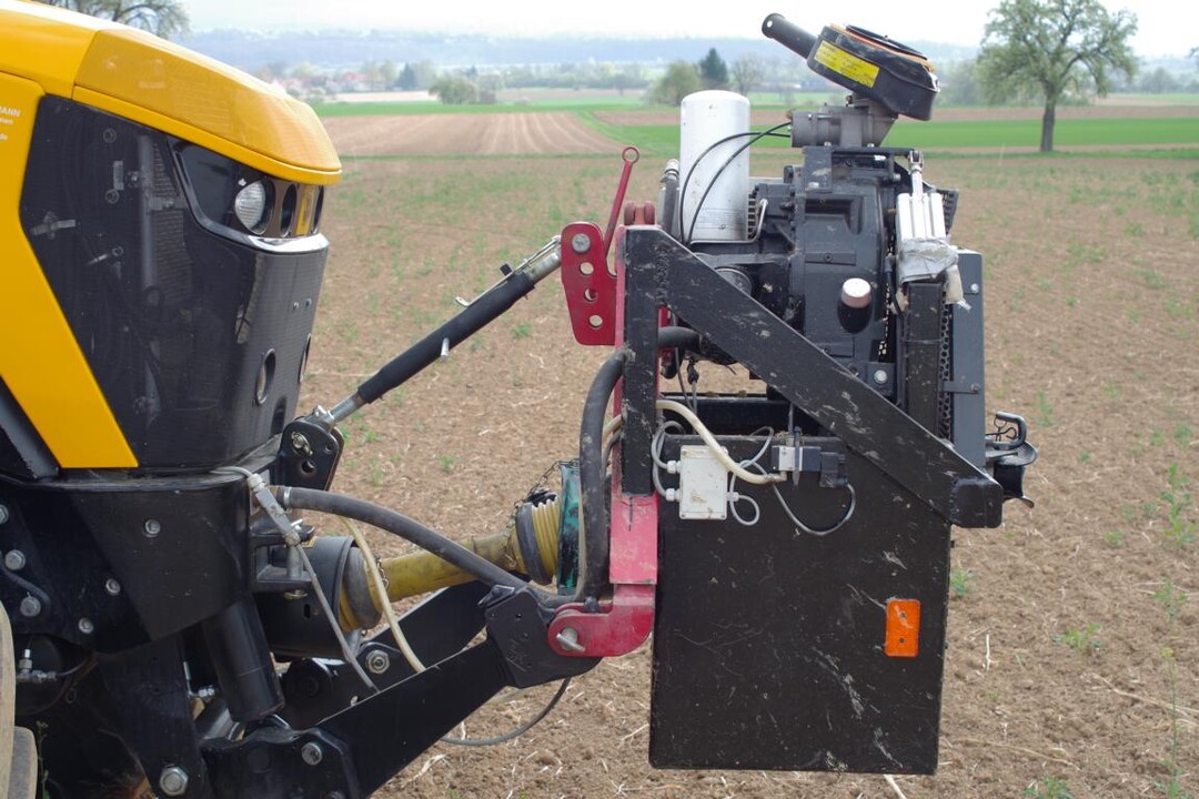 Der Kompressor des Reifendruckreglers ist an der Fronthydraulik angebracht.