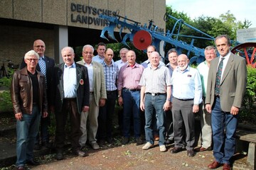 Teilnehmer der Grndungsversammlung fr das "Kuratoriums Weltpflgen 2018" vor dem Landwirtschaftsmuseum in Stuttgart-Hohenheim. Rechts Kuratoriumsvorsitzender Helmut Wolf aus Langenau.