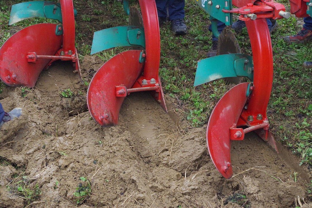 Der Kverneland-Pflug drang nur neun Zentimeter tief in den Boden ein - laut Kern ein sehr gutes Ergebnis (sehr flach) fr einen Pflug mit groem Krper.