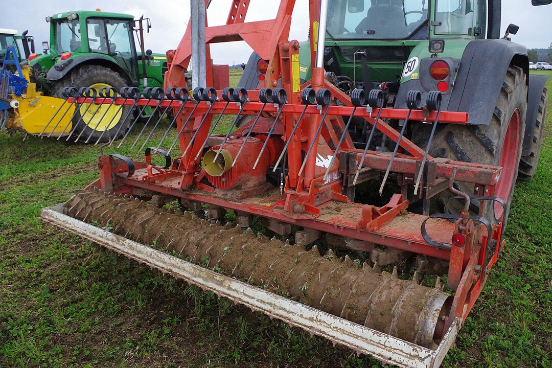 Eigenkonstruktion eines Landwirts mit Scharen und Kreiselegge.