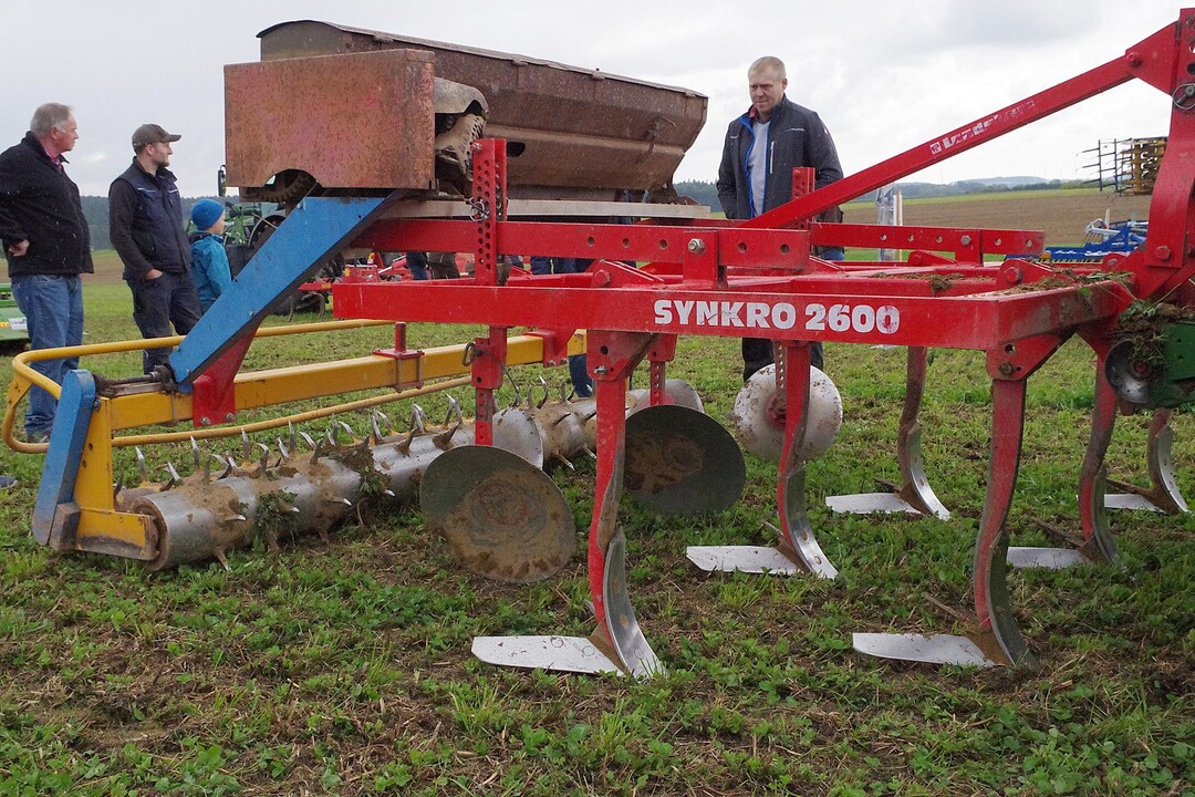 Der Pttinger Synkro ist ein Grubber mit sieben Flgelscharen auf drei Metern Arbeitsbreite.