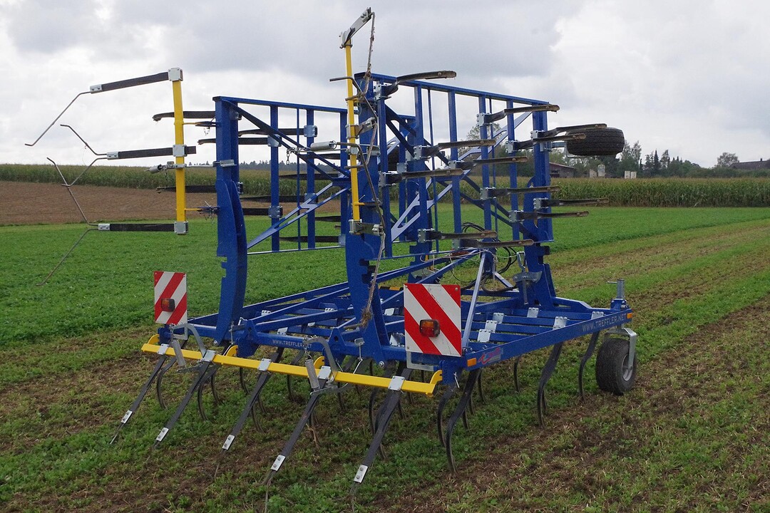 Treffler verfolgt das Prinzip eines zweigeteilten Umbruchs. Diese Federzahnegge kommt vor dem Grubber zum Einsatz und reit den Boden an.