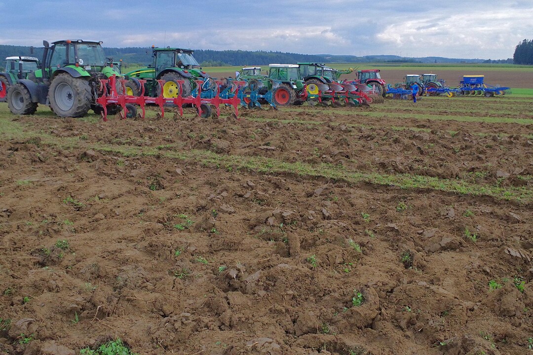 Beim Bioland-Bodenbearbeitungstag in Alpirsbach zeigten Landwirte, Maschinenbauer und Landhndler 18 Gerte im Praxiseinsatz.