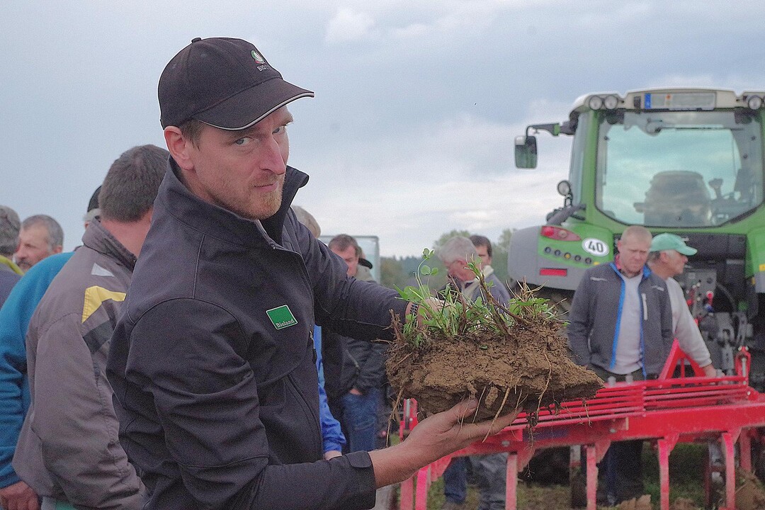 Bioland-Anbauberater Jonathan Kern fhrte durch die Veranstaltung und bonitierte gemeinsam mit den anwesenden Landwirten die Bden.