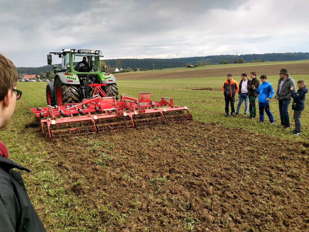 Der Grubber drckt den durchmischten Boden mit einer Walze leicht an.