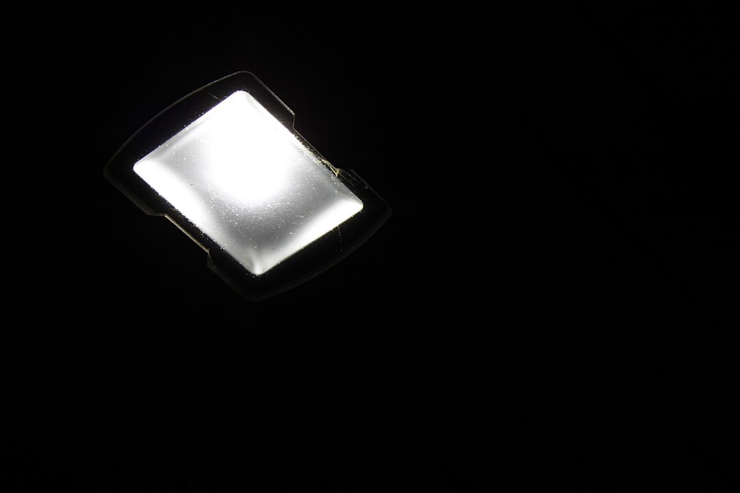 LED-Leuchten sparen gerade in lteren Laufstllen Energie und werten das Stallklima um eine natrliche Beleuchtung auf. "Das Licht aus LEDs entspricht dem Sehverhalten von Khen besser als das von Leuchtstoffrhren", erklrt Benz. In diesem Stall laufen die Lampen von 21 bis um 5 Uhr frh.