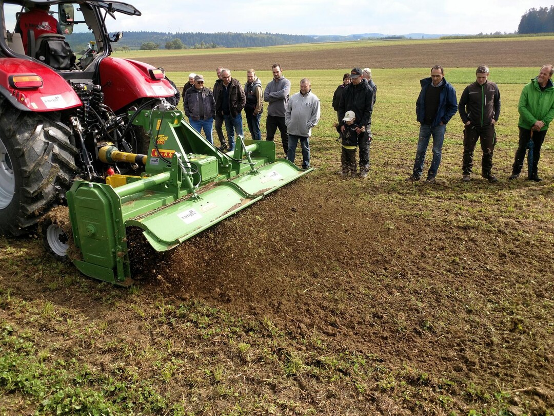 Die Celli-Frse durchmischt Boden und organische Masse.