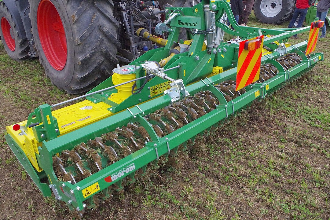 Die Moreni-Scheibenegge im Einsatz. Das Gert bringelaut Firmenvertreter mehr Drehscheiben je Meter Arbeitsbreite unter und schone dadurch die Lager.