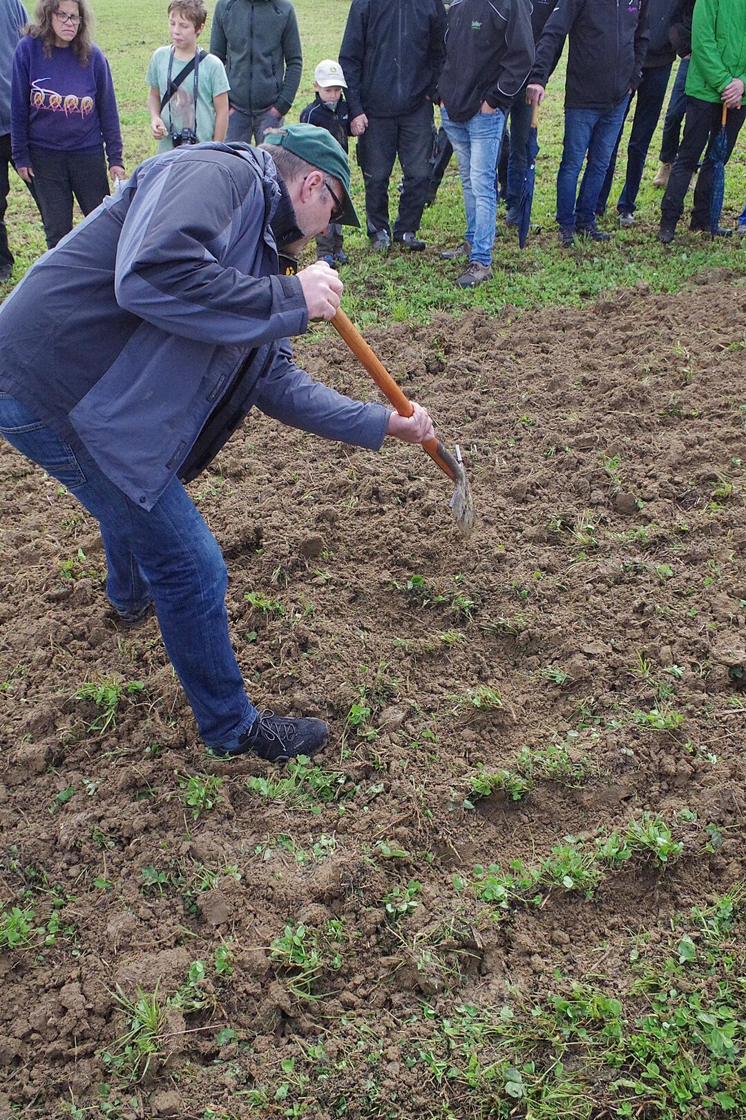 Der Schnitt ist nicht zu tief. Er fllt weniger flchig aus und hinterlsst ein Damm-Muster unter der Erde. Dafr ist die Schlagkraft mit einer Scheibenegge laut den Experten hoch. Viele Pflanzen werden aus dem Boden gezogen. Die nachlaufende Walze drckt relativ fest an. 
Der Vorteil einer zweireihigen Egge ist laut Firmenvertreter der, das am Berg bei einem zweireihigen Gert jedes Rad neue Erde bekommt, whrend eine vierreige Egge rutscht und das vordere Eggenrad in der Spur des folgenden luft.
