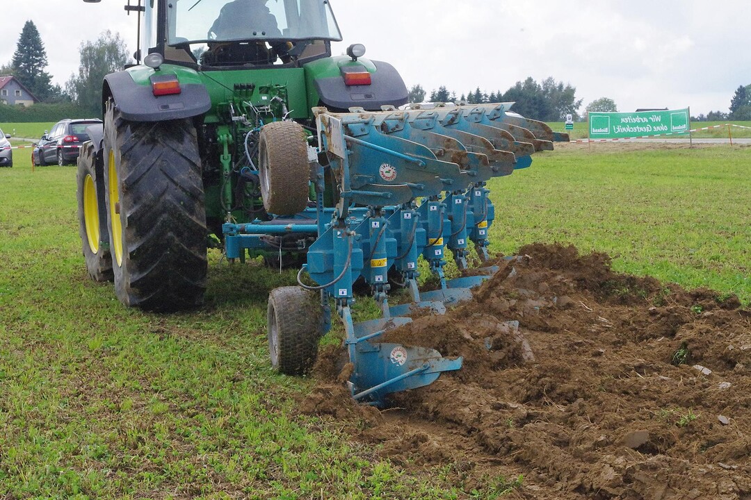 Emmegiemme stammt aus Italien, wo die Pflge hufig in der Po-Ebene auf steinigen Bden zum Einsatz kommen. Der spezielle Aufbau soll verhindern, dass groe Gesteinsbrocken an die Oberflche gezogen werden.