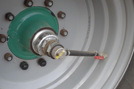 So sieht die Regeldruckanlage am Reifen des G�llefasses aus: Das Ger�t wird dadurch nicht breiter.