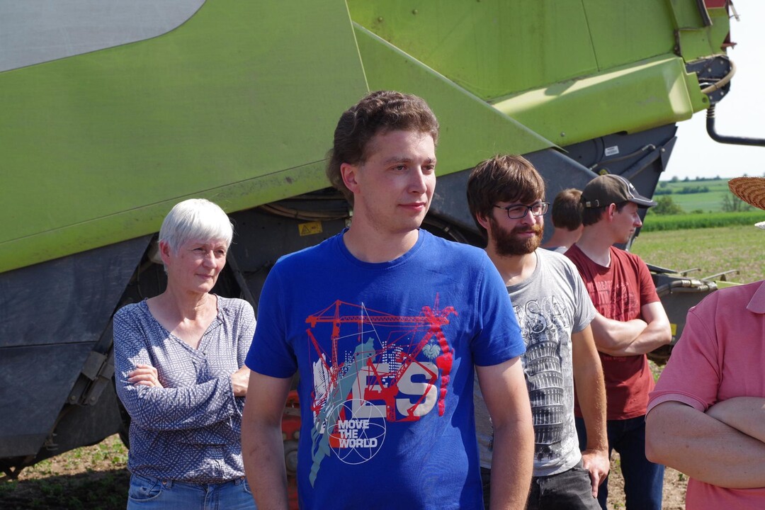 Tobias Heumesser hat auf dem Feldtag in der Nhe von Rottenburg einen von ihm im Rahmen des Agrartechnik-Studiums in Hohenheim zur Direktsaat umgebauten Mhdrscher gezeigt.