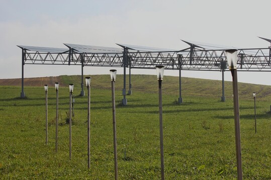  Unter der APV-Anlage war die Sonneneinstrahlung rund 30 % schwcher und auch die Bodentemperatur war verringert  vermutlich hat das zu positiven Ertrgen im heien Jahr 2018 im Vergleich zur nicht berdachten Referenzflche beigetragen. 