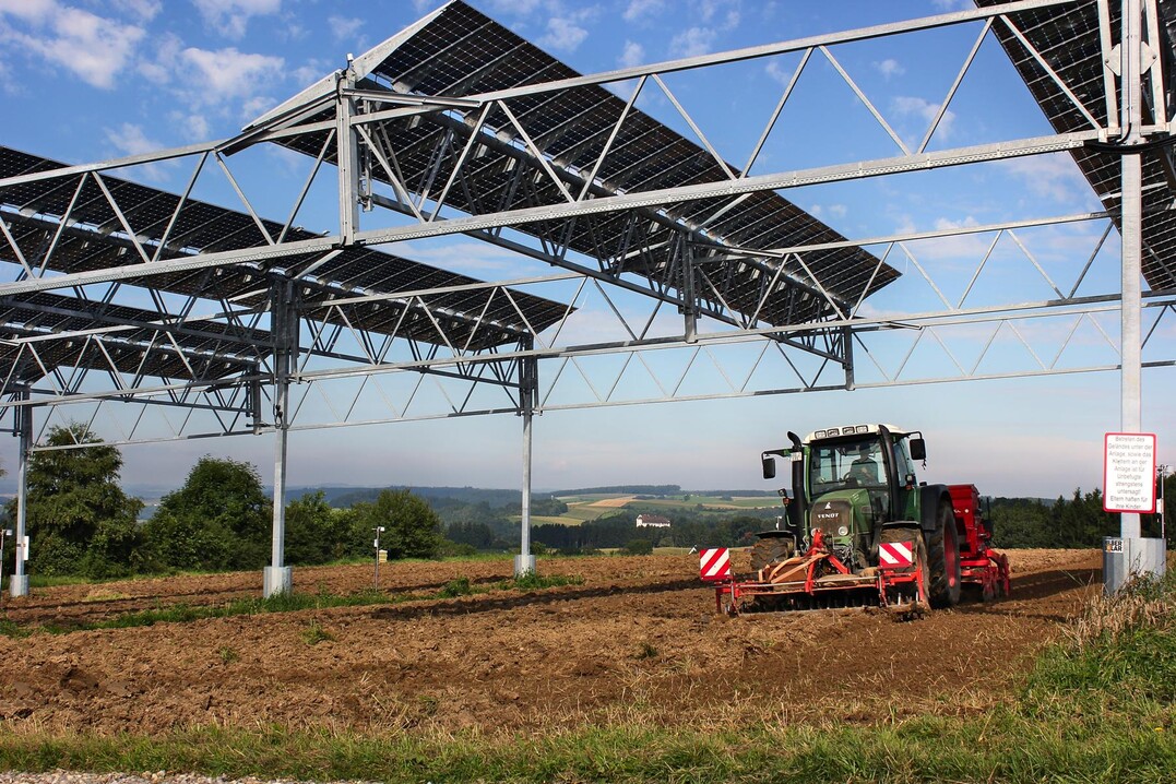 In Versuchen des Fraunhofer ISE konnte die Flchennutzungseffizienz durch APV auf 186 % angehoben werden gegenber der Einzelnutzung mit einer Kultur oder mit Sonnenkollektoren.    