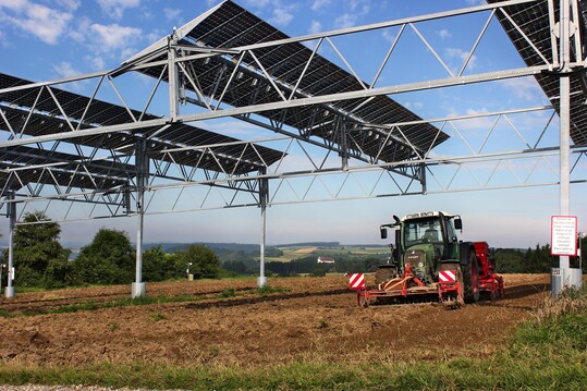 In Versuchen des Fraunhofer ISE konnte die Flchennutzungseffizienz durch APV auf 186 % angehoben werden gegenber der Einzelnutzung mit einer Kultur oder mit Sonnenkollektoren.    