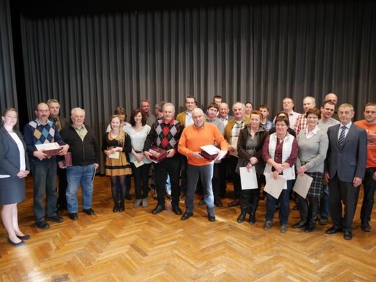 Verdiente Ortsobmnner und die Absolventen der grnen Berufe nach der Ehrung auf der Bhne der Schloberghalle in Dettingen/Teck (Landkres Esslingen)