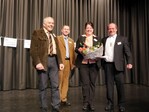 Kreisgeschäftsführerin Heike Eisenmenger wird von den Vize-Vorsitzenden Walter Holzapfel und Hans-Georg Schwarz sowie Kreisvorsitzendem Andreas Kindler (von links) mit großen Lob, Dank und Präsent verabschiedet.