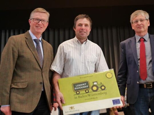 Ausgezeichneter "Lernort Bauernhof": Traugott Fetzer (Mitte) bei der Ehrung durch Landrat Heinz Einnger und Amtsleiter Dr. Reinhold Klaiber (rechts)