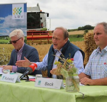 Ernteauftakt mit Pressegesprch im Kreis Ludwigsburg: DBV-Prsident Joachim Rukwied (Mitte), Landwirt Rdiger Beck (r.) und DBV-Pressesprecher Dr. Michael Lohse