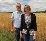 Regina und Rüdiger Beck haben Hof und Felder für den Pressetermin hergerichtet. Hätte es geregnet, wären die Gäste in das ebenfalls vorbereitete Getreidelager ausgewichen