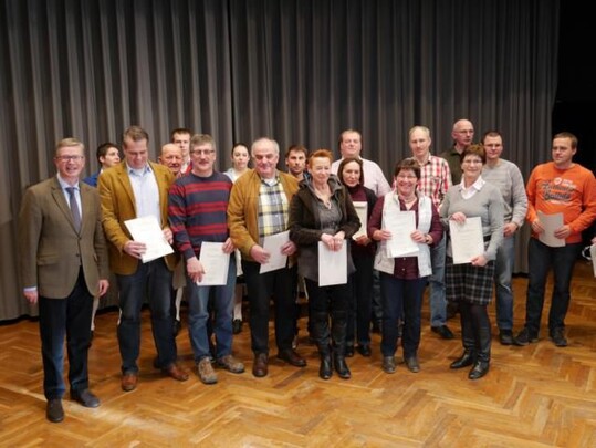 Teilnehmer an der "Glsernen Produktion" beim Gruppenbild nach der Ehrung