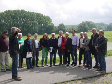 Polderexperte Karl-Peter Schwall (l.) erklrt beim 40. Abgeordnetentag des Kreisbauernverbandes (KBV) Karlsruhe am 4. Juni 2016 die Folgen des Retentionsprojektes Elisabethenwrt bei Philippsburg (Landkreis Karlsruhe).