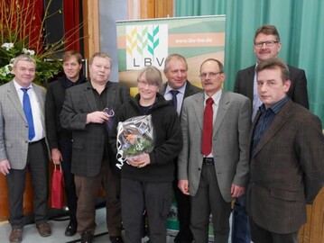 Die Podiumsteilnehmer in Neubulach (von links): Kreisgeschftsfhrer Karl-Friedrich Gnther; Martin Sessler, Mhle Renningen; Udo Raisch, Bckerei, Calw; Bettina Klumann, Hofladen Berghof, Altensteig; Kreisvorsitzender Friedrich Grohans; Hans-Georg Ehret, Metzgerei, Egenhausen, Innungsobermeister; Eberhard Haizmann, Hochdorfer Kronenbrauerei; Siegfried Mann, Metzgerei und Landwirtschaft, Calw-Stammheim.