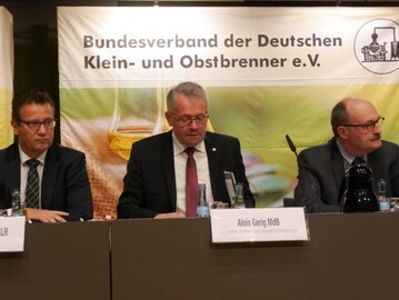Beim "Tag der Brenner" am 27. November 2016 auf der Intervitis Interfructa Hortitechnica in Stuttgart (von links): Minister Peter Hauk, Brenner-Vorsitzender Alois Gerig, Staatssekretr Dr. Michael Meister.
