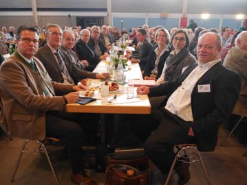 Spricht Klartext beim Kreisbauerntag in Ehningen (Landkreis Bblingen) am 4. Februar 2017  Minister Peter Hauk (l.), daneben Landrat Roland Bernhard; rechts Kreisgeschftsfhrerin Sabine Drppel und Andreas Kindler, Vorsitzender des Kreisbauernverbandes Bblingen. 