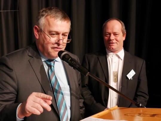 BBV-Prdsident Walter Heidl stellt sich nach seiner Rede der Diskussion; rechts Kreisvorsitzender Andreas Kindler.