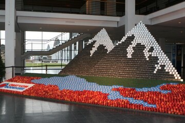 Statt Apfelpyramide empfängt nun die Obstanbauregion Bodensee mit Alpengipfeln im Hintergrund die Messebesucher der Fruchtwelt.