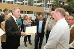 Landrat Dr. Rainer Haas übergibt eine Urkunde