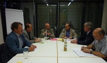 Gesprch des Bauernverbandes mit den Kreisjgermeistern aus den Landkreisen Schwbisch Hall und Hohenlohe zur Novellierung des Landesjagdrechts: von links
Vorstand Karl Ehrmann, Helmut Bleher, Geschftsfhrer Bauernverband, Nikolaos Sakellariou, SPD-Landtagsabgeordneter, Klaus Mugele, Vorsitzender Bauernverband, Dr. Wilfried Ziegler, Kreisjgermeister Schwbisch Hall und Udo Brenner, Kreisjgermeister Crailsheim. 