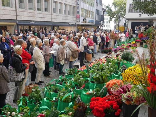Bunte und leckere Erntegaben fr einen guten Zweck, gespendet von den Marktbeschickern mit ihrem Sprecher Henk van den Geer.
