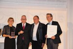 Die Zweitplatzierten des Landespreises, die Firma b2 Biomarkt, bei der Preisverleihung im Stuttgarter Neuen Schloss, von links: Sabine Franz, Dr. Axel Nawrath, Vorstandsvorsitzender L-Bank, Stefan Schopf und Maximilian Bess.