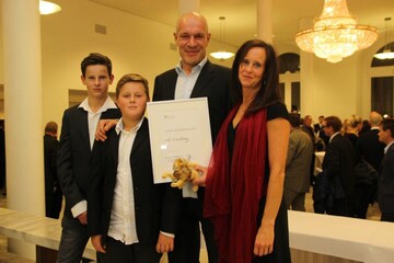 Stolzer Landespreistrger mit seiner Familie nach der Preisverleihung im Stuttgarter Neuen Schloss, von rechts: Sabine Hitzel, Martin Bauer, die Shne Michel und Noah.