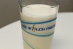 Preissenkungen bei Trinkmilch sollen nach Berichten der Lebensmittelzeitung bis zu 10 Cent je Liter sinken